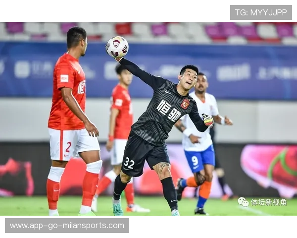 石家庄功夫新前锋反越位启动,推射远角被门将扑出